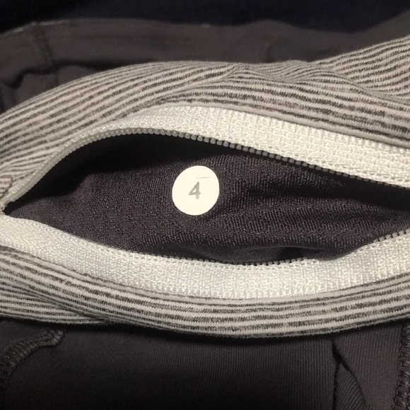 Lululemon mid rise running crop 21”size 4 - Picture 6 of 7